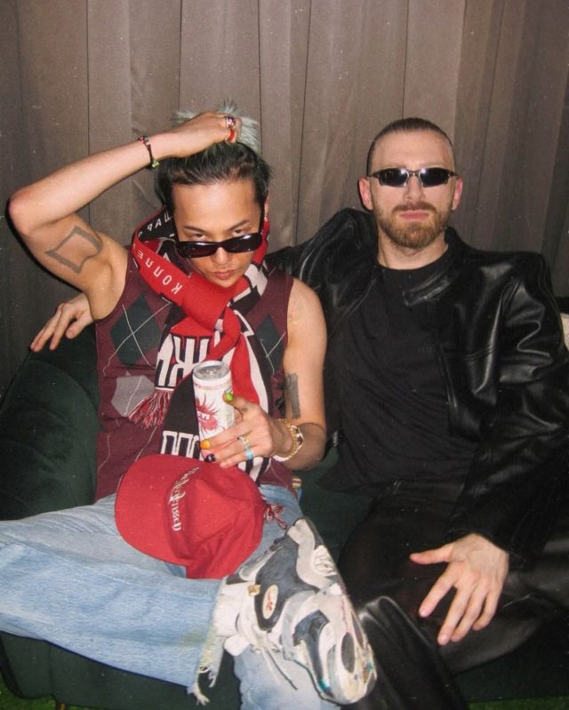 26일 구람 바잘리아가 게시한 여러 장의 사진 속 포착된 지드래곤. ‘가족’이란 단어와 함께 게시된 사진들은 25일 트래비스 스캇의 내한 콘서트 전후로 촬영된 것으로 추정되며, 사진에 나온 셀럽들은 케이팝 신과 글로벌 패션계를 넘나드는 막강한 영향력을 가진 인물들로 주목 받는다. 사진 | 구람 바잘리아 인스타그램