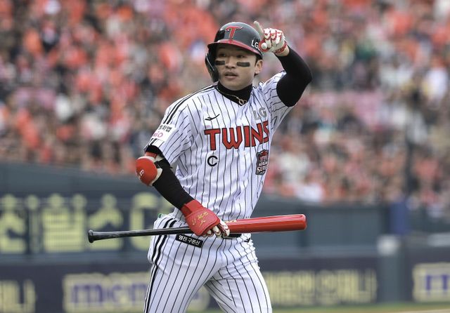 우승을 차지한 팀의 주장은 정규시즌과 한국시리즈서 선수단을 하나로 뭉치게 했다는 점에서 높은 평가를 받을 수밖에 없다. LG 박해민의 목표 역시&nbsp;‘통합 우승 주장’이다. 박해민이&nbsp;26일 잠실구장에서 열린&nbsp;한화와 KS 1차전 5회말 솔로홈런을 쳐낸 뒤 덕아웃을 바라보며 기뻐하고 있다. 뉴시스