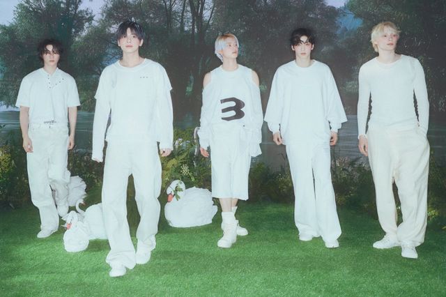 투모로우바이투게더가 일본 정규 3집 ‘Starkissed’로 오리콘 차트 5일 연속 1위를 차지하며 현지 음원·음반 시장을 장악했다. 사진제공 | 빅히트 뮤직