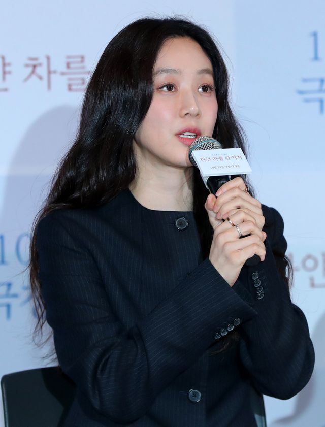 [서울=뉴시스] 김혜진 기자 = 배우 정려원이 27일 오후 서울 용산구 CGV 용산아이파크몰에서 열린 영화 ‘하얀 차를 탄 여자’ 언론시사회에서 인사말을 하고 있다. 2025.10.27. jini@newsis.com