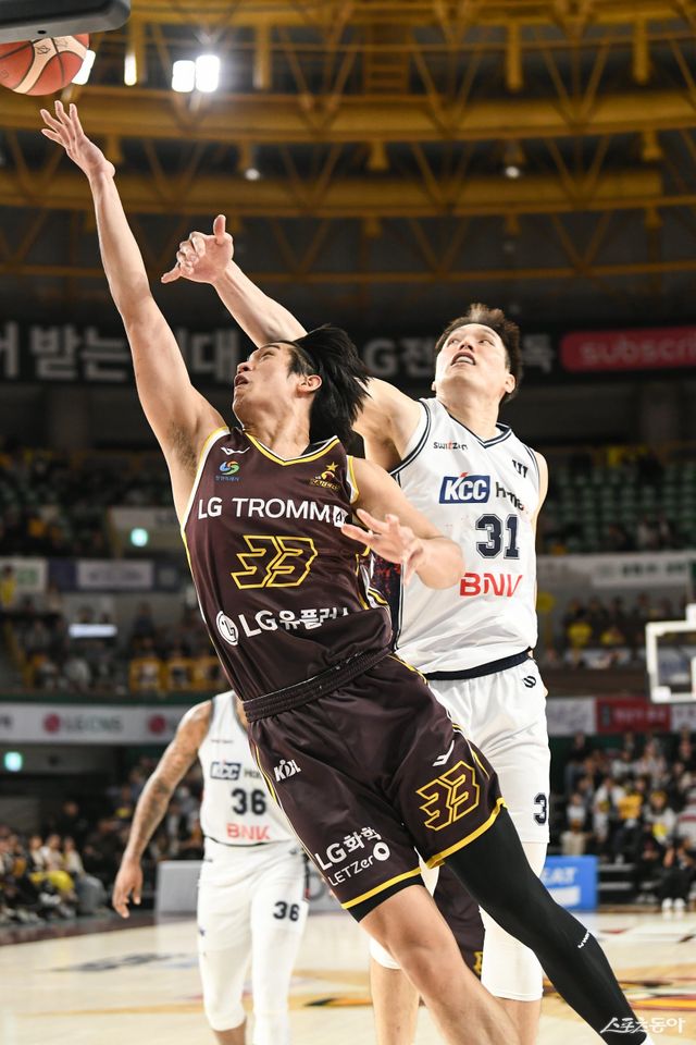 LG 칼 타마요(왼쪽)가 27일 창원체육관에서 열린 KCC와 홈경기 도중 장재성의 볼로킹을 골밑 득점을 해내고 있다. 사진제공｜KBL