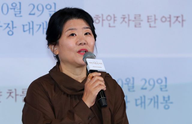 [서울=뉴시스] 김혜진 기자 = 배우 이정은이 27일 오후 서울 용산구 CGV 용산아이파크몰에서 열린 영화 ‘하얀 차를 탄 여자’ 언론시사회에서 인사말을 하고 있다. 2025.10.27. jini@newsis.com