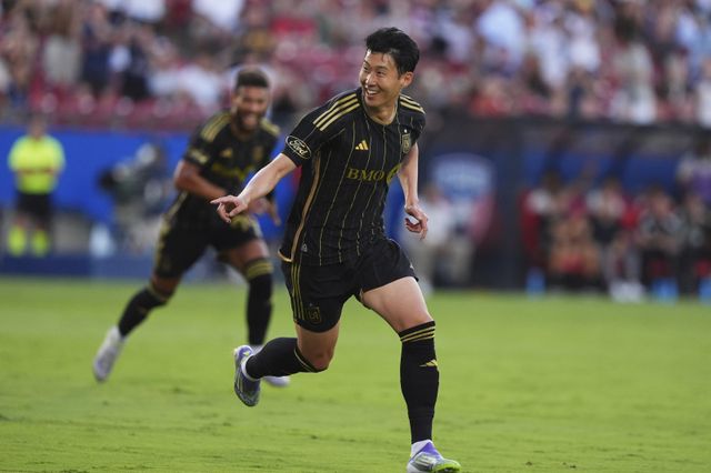 LAFC 손흥민의 MLS 데뷔골이 28일(한국시간) ‘MLS 올해의 골’에 선정됐다. 그는 8월 24일 미국 텍사스주 댈러스 스타디움에서 열린 댈러스와 2025 MLS 정규리그 30라운드 원정경기에서 킥오프 6분만에 환상적인 프리킥으로 미국무대 마수걸이 골을 신고했다. 사진은 당시 MLS 데뷔골을 터트린 뒤 환호하는 모습. AP뉴시스