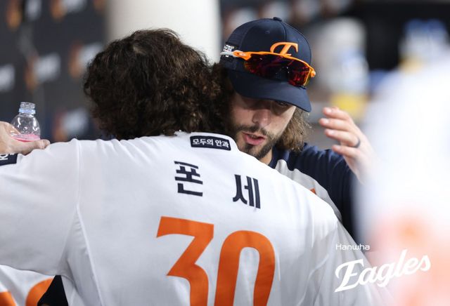 한화 원투펀치 코디 폰세(30번), 라이언 와이스는 PO 1, 2차전 부진을 털어내고 5차전 반등에 성공했다. 사진제공｜한화 이글스