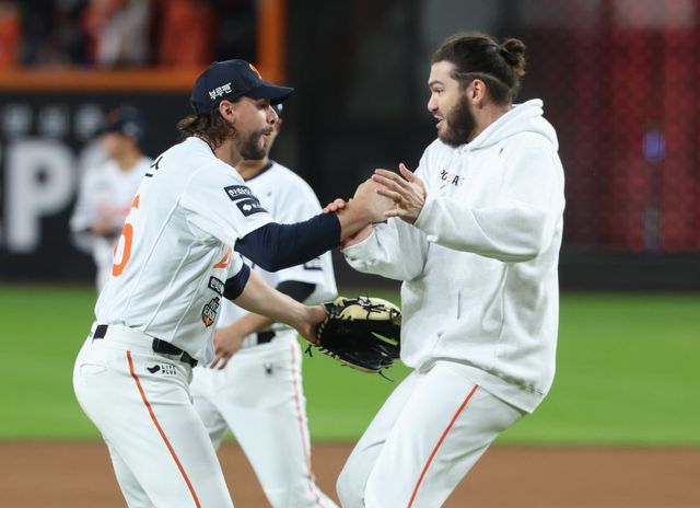 한화 원투펀치 코디 폰세(오른쪽), 라이언 와이스는 PO 1, 2차전 부진을 털어내고 5차전 반등에 성공했다.｜뉴시스