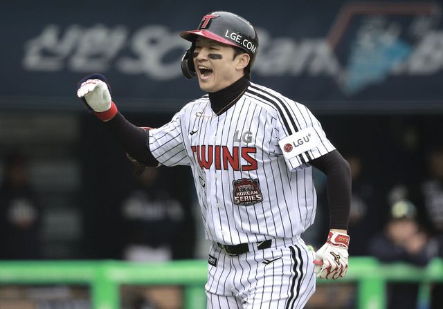 우승을 차지한 팀의 주장은 정규시즌과 한국시리즈서 선수단을 하나로 뭉치게 했다는 점에서 높은 평가를 받을 수밖에 없다. LG 박해민의 목표 역시 ‘통합 우승 주장’이다. 박해민이 26일 잠실구장에서 열린 한화와 KS 1차전 5회말 솔로홈런을 쳐낸 뒤 환호하고 있다. 뉴시스