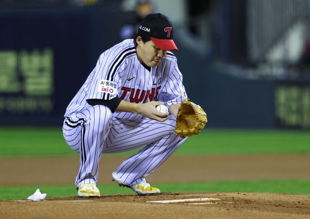 LG 임찬규가 27일 잠실구장에서 열린 한화와 KS 2차전 도중 마운드 위에 쪼그려 앉아 생각을 정리하는 루틴으로 투구를 준비하고 있다. 잠실｜뉴시스