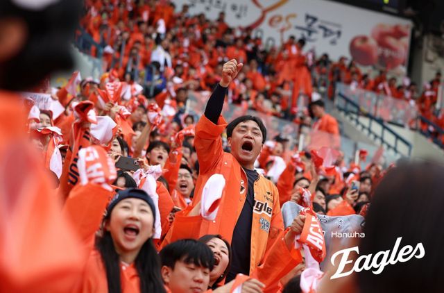 주황색 비옷을 맞춰 입은 한화 팬들이 26일 잠실구장에서 열린 LG와 KS 1차전 도중 열띤 응원을 펼치고 있다. 사진제공｜한화 이글스