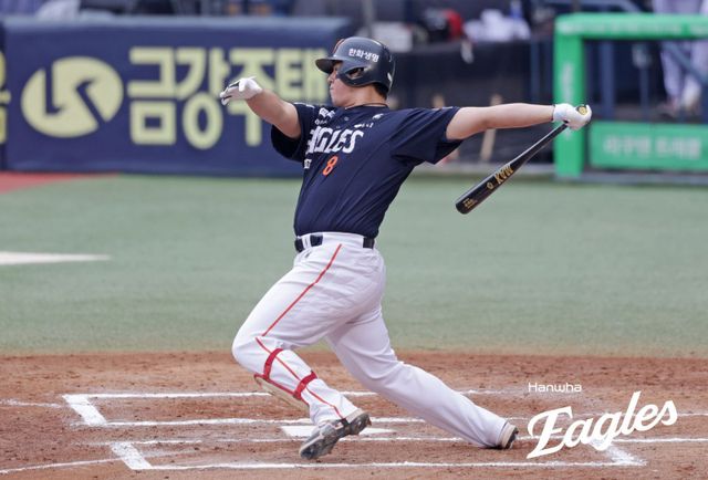 한화 노시환이 26일 잠실구장에서 열린 LG와 KS 1차전 도중 안타를 치고 있다. 사진제공｜한화 이글스
