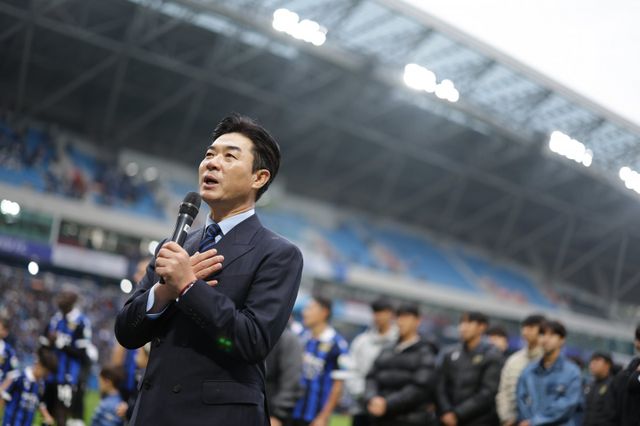 윤정환 인천 감독은 올해 팀을 1년만에 다시 K리그1 무대로 돌려보냈다. 그러나 아직 계약연장 여부가 정해지지 않아 그의 거취에 눈길이 쏠린다. 사진제공│한국프로축구연맹