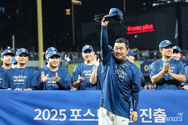 이호준 NC 감독(가운데)은 감독 데뷔 첫해였던 2025시즌을 스스로 냉철하게 돌아봤다. 시즌 초반 경험을 통해 다음 시즌 실수를 반복하지 않으리라 다짐했다. 사진제공｜NC 다이노스