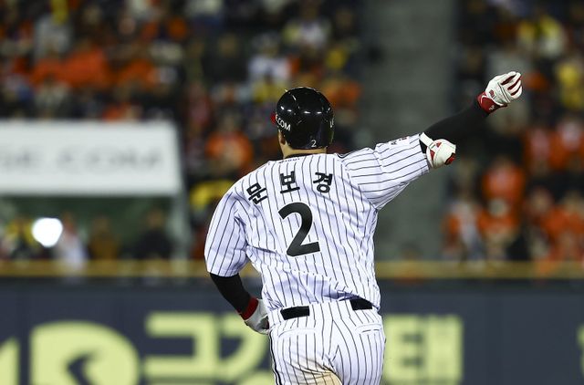 LG 문보경이 27일 잠실구장에서 열린 ‘2025 신한 SOL 뱅크 KBO PS’ 한화와 한국시리즈 2차전 4회말 2사 주자 만루상황에서 3타점 2루타를 때린 뒤 그라운드를 돌고 있다. 잠실｜뉴시스