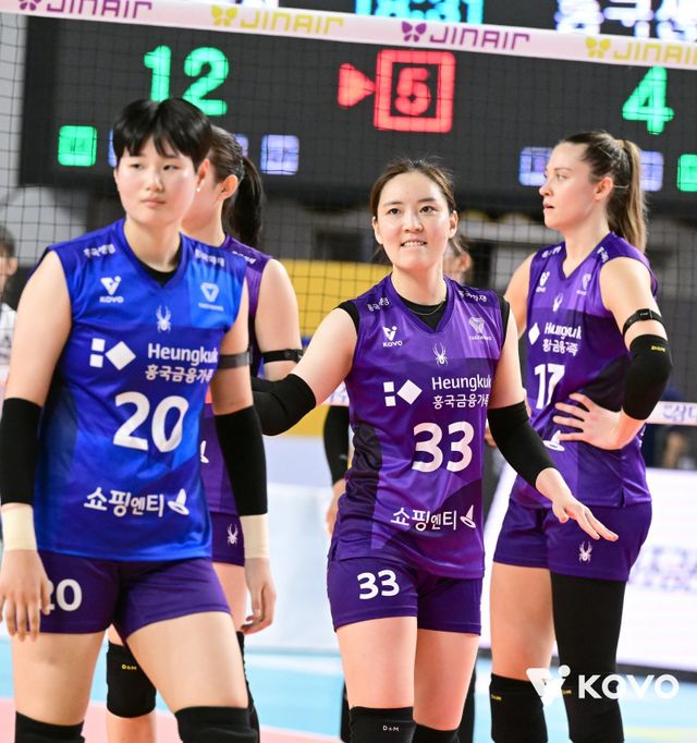흥국생명에 최근 입단한 베테랑 세터 이나연(33번)이 25일 김천실내체육관에서 열린 한국도로공사와 V리그 여자부 원정경기에서 패한 뒤 후배들을 격려하고 있다. 사진제공｜KOVO