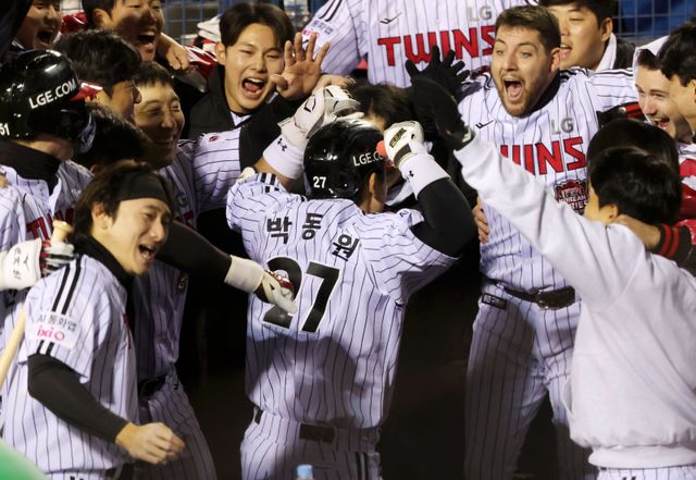 LG 박동원(27번)이 27일 잠실구장에서 열린 한화와 KS 2차전서 2점홈런 포함 3타수 2안타 1홈런의 맹타를 휘두르며 팀의 13-5 승리를 이끌었다. 1, 2차전을 모두 승리한 LG는 90.5%의 우승 확률을 잡았다. 박동원이 2회말 구본혁의 안타 때 득점한 뒤 동료들과 기뻐하고 있다. 잠실｜뉴시스