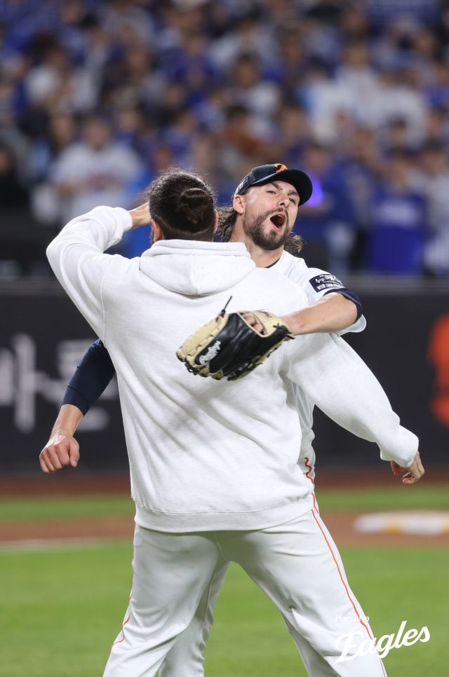 한화 원투펀치 코디 폰세(왼쪽), 라이언 와이스는 PO 1, 2차전 부진을 털어내고 5차전 반등에 성공했다. 사진제공｜한화 이글스