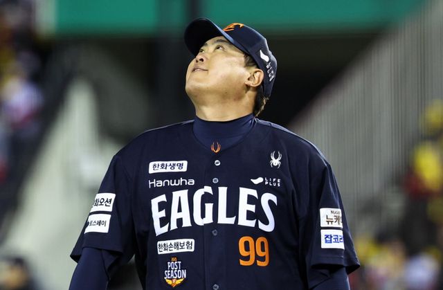 한화 류현진이 27일 잠실구장에서 열린 ‘2025 신한 SOL 뱅크 KBO PS’ LG와 한국시리즈 2차전에 선발등판해 2회말을 5실점으로 마무리한 뒤 하늘을 쳐다보며 아쉬워하고 있다. 잠실｜뉴시스