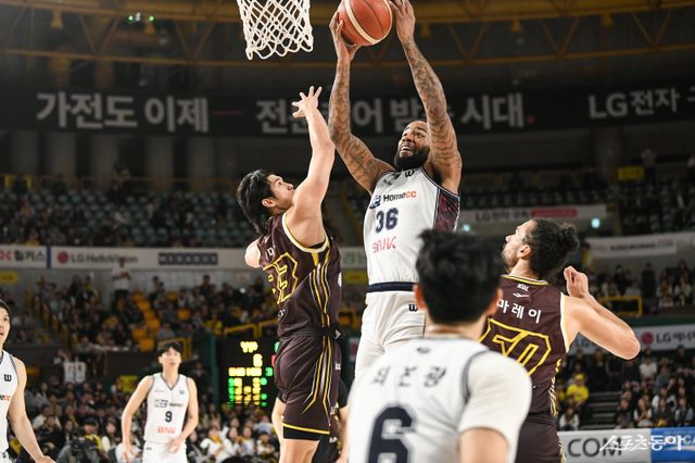 KCC 숀 롱(가운데)이 27일 창원체육관에서 열린 LG전 도중 골밑에서 리바운드를 잡아내고 있다. 사진제공｜KBL