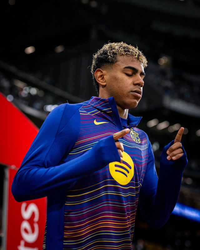 라민&nbsp;야말은 27일 산티아고 베르나베우에서 열린 레알 마드리드와 원정경기에 앞서 “레알 마드리드는 징징대고, 심판을&nbsp;훔친다”고 말했다. 이 발언에 대해 ‘미성숙한 태도’였다는 의견이 지배적이지만, 스타성의 발로라는 의견도 있다. 사진출처｜바르셀로나 페이스북