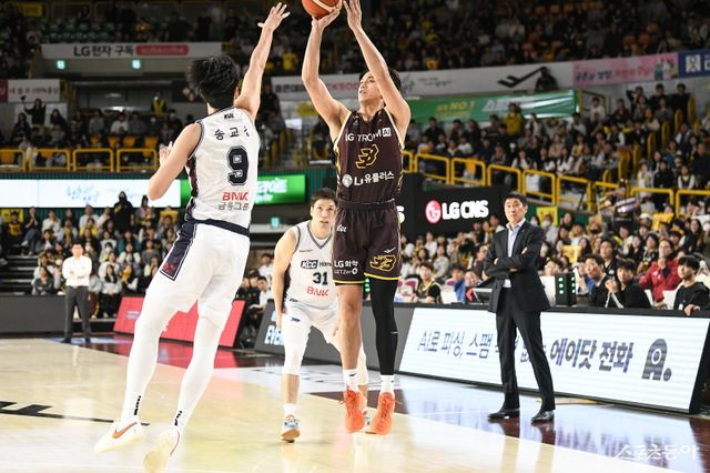 LG 칼 타마요(오른쪽)가 27일 창원체육관에서 열린 KCC와 홈경기 도중 송교창(왼쪽)의 볼로킹을 피해 3점슛을 던지고 있다. 사진제공｜KBL