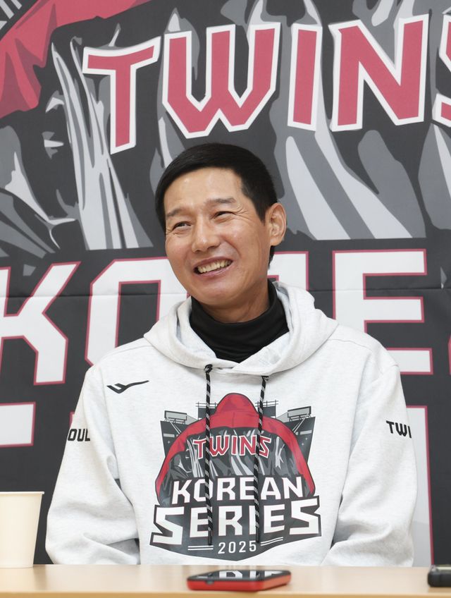 LG 염경엽 감독이 27일 잠실구장에서 열린 ‘2025 신한 SOL 뱅크 KBO PS’ 한화와 한국시리즈 2차전을 앞두고 기자회견을 하고 있다. 염 감독은 담 증세를 회복하고 있는 요니 치리노스에 대해 “3차전에 등판할 수도 있고, 4차전에 등판할 수도 있다”고 말했다. 잠실｜뉴시스