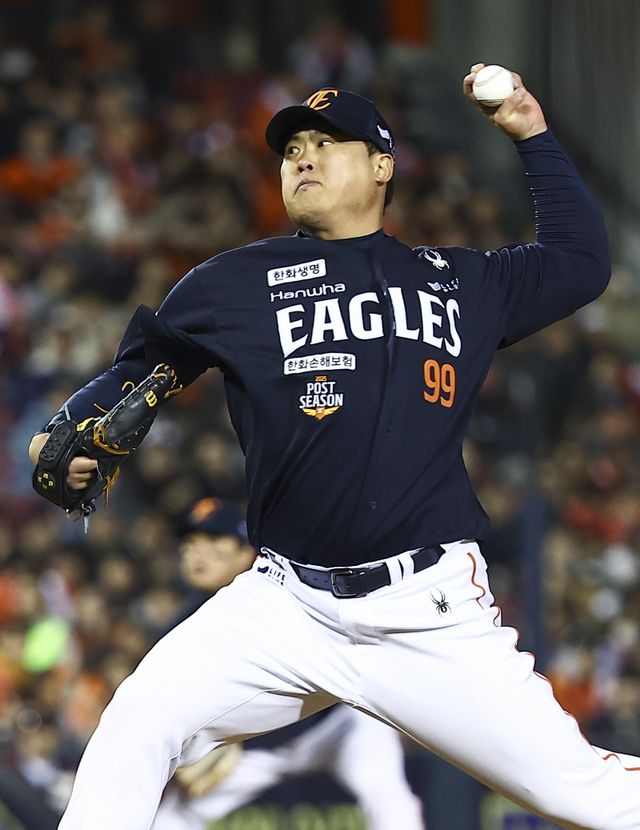 한화 류현진이 27일 잠실구장에서 열린 ‘2025 신한 SOL 뱅크 KBO PS’ LG와 한국시리즈 2차전에 선발등판해 힘차게 공을 던지고 있다. 잠실｜뉴시스