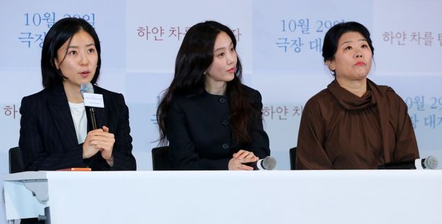 [서울=뉴시스] 김혜진 기자 = 고혜진(왼쪽) 감독이 27일 오후 서울 용산구 CGV 용산아이파크몰에서 열린 영화 ‘하얀 차를 탄 여자’ 언론시사회에서 인사말을 하고 있다. 2025.10.27. jini@newsis.com