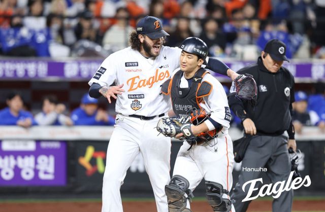 한화 원투펀치 코디 폰세(사진, 왼쪽), 라이언 와이스는 PO 1, 2차전 부진을 털어내고 5차전 반등에 성공했다. 사진제공｜한화 이글스