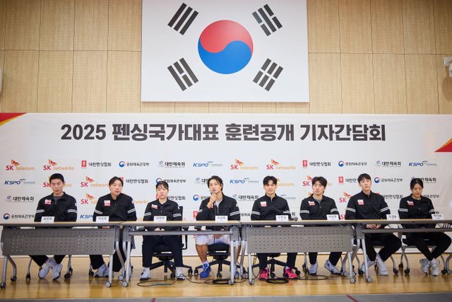 펜싱국가대표 선수들이 28일 진천국가대표선수촌에서 열린 펜싱국가대표 훈련공개 및 기자간담회에서 취재진의 질문에 답하고 있다. 사진제공｜대한펜싱협회