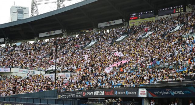 ‘2025 신한 SOL 뱅크 KBO리그’는 역대 단일 정규시즌 최다인 1231만2519명의 관중을 기록했다. 프로야구는 2018년부터 이어진 신한은행의 든든한 후원 속에 매년 흥행 열기를 내뿜고 있다. 만원 관중이 들어찬 잠실구장. 뉴시스