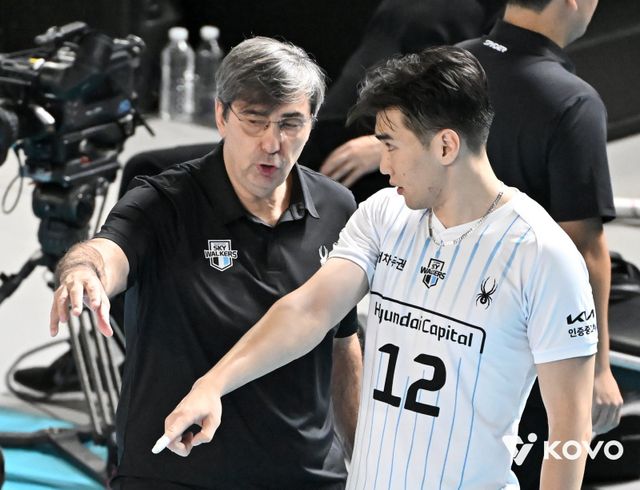 현대캐피탈 아시아쿼터 바야르사이한 밧수(오른쪽)는 이번 시즌 V리그 남자부에서 아포짓 스파이커로서 대박조짐을 보이고 있다. 2시즌 전 미들블로커로서도&nbsp;좋은 활약을 펼친 그는 필립 블랑 감독(왼쪽)의 신뢰 속에 새 포지션에 잘 적응했다. 반드시 코리안드림을 이뤄내겠다는 각오다. 사진제공│KOVO