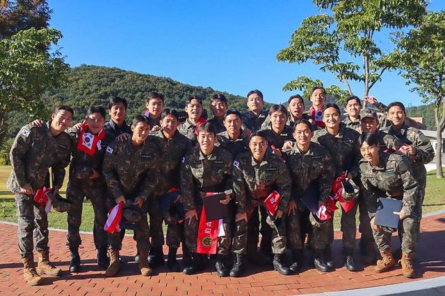 김천 9기 선수들이 28일 전역을 명 받은 후 기념 촬영을 하고 있다. 사진출처｜김천 상무 인스타그램