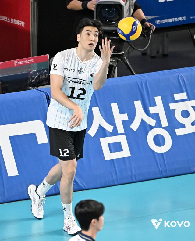 현대캐피탈 아시아쿼터 바야르사이한 밧수는 이번 시즌 V리그 남자부에서 아포짓 스파이커로서 대박조짐을 보이고 있다. 2시즌 전 미들블로커로서도&nbsp;좋은 활약을 펼친 그는 새 옷을 입고 반드시 코리안드림을 이뤄내겠다는 각오다. 사진제공│KOVO