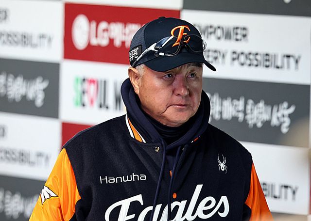 한화 김경문 감독이 27일 잠실구장에서 열린 ‘2025 신한 SOL 뱅크 KBO&nbsp;PS’ LG와 한국시리즈 2차전에서 경기 도중 고민에 빠진 모습. 잠실｜뉴시스