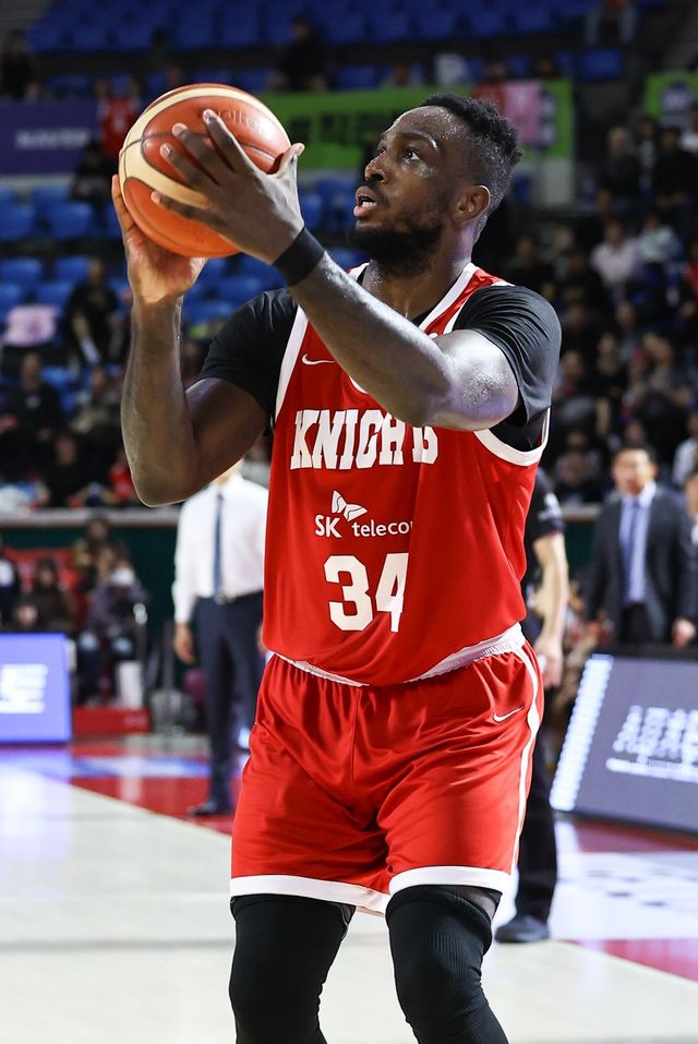 SK 자밀 워니가 종아리 부상으로 당분간 전열을 이탈하게 됐다. 전희철 SK 감독은 28일 잠실체육관에서 열린 삼성전에 앞서 “워니가 길면 2주, 짧으면 1주간 경기에 나서지 못한다”고 아쉬워했다. 뉴시스