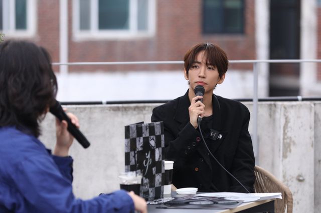 가수 이승윤이 26일 서울 성수동에서 열린 ‘제14회 서울레코드페어’ 스페셜 토크에 참석해 이야기를 나누고 있다. 사진제공ㅣ마름모