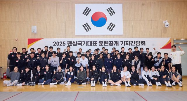 펜싱국가대표 선수들이 28일 진천국가대표선수촌에서 열린 펜싱국가대표 훈련공개 및 기자간담회에서 기념촬영을 하고 있다.&nbsp;사진제공｜대한펜싱협회