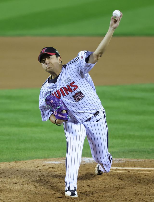 LG 송승기가 27일 잠실구장에서 열린 ‘2025 신한 SOL 뱅크 KBO PS’ 한화와 한국시리즈 2차전에 불펜 투수로 등판해 힘차게 공을 던지고 있다. 6회초부터 마운드에 오른 송승기는 2이닝 무실점 투구로 팀의 13-5 대승에 힘을 보탰다. 잠실｜뉴시스