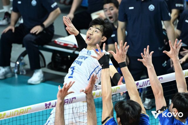 삼성화재 김우진이 28일 장충체육관에서 열린 V리그 남자부 원정경기서 우리카드 블로커들을 피해 강한 스파이크를 시도하고 있다. 사진제공｜KOVO
