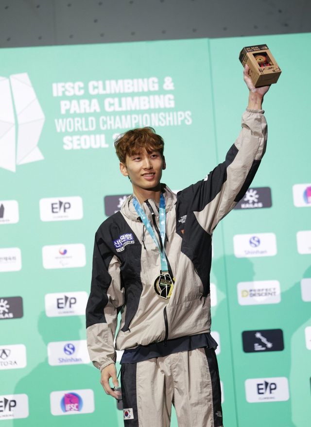 9월 열린 2025 IFSC 서울 스포츠클라이밍&파라클라이밍 세계선수권대회 남자 리드에서 금메달을 획득한 이도현. 사진 제공｜대한산악연맹