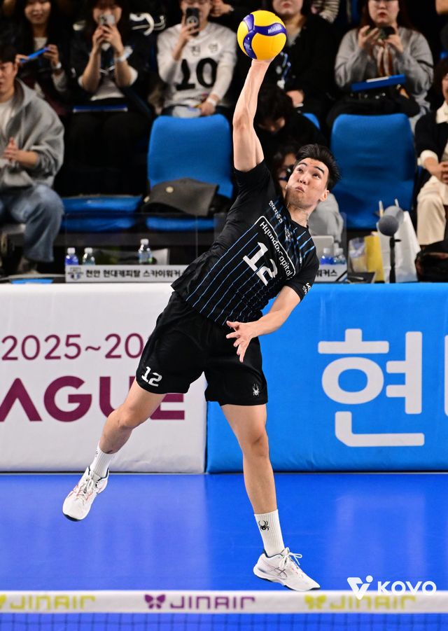 현대캐피탈 아시아쿼터 바야르사이한 밧수는 이번 시즌 V리그 남자부에서 아포짓 스파이커로서 대박조짐을 보이고 있다. 2시즌 전 미들블로커로서도 좋은 활약을 펼친 그는 새 옷을 입고 반드시 코리안드림을 이뤄내겠다는 각오다. 사진제공│KOVO