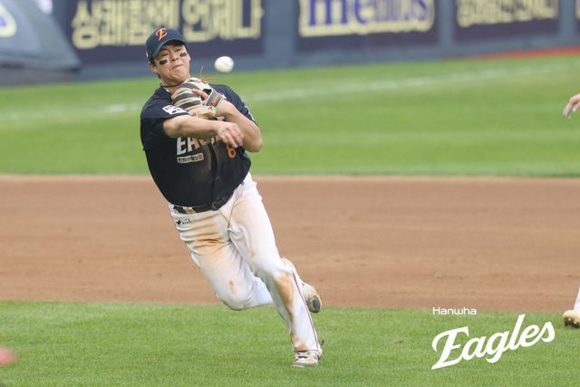 한화 노시환이 26일 잠실구장에서 열린 ‘2025 신한 SOL 뱅크 KBO PS’ LG와 한국시리즈 1차전에서 내야 땅볼 타구를 잡아 1루로 힘차게 송구를 하고 있다. 노시환은 1~2차전에서 모두 실책을 범하며 불안한 모습을 노출했다. 사진제공｜한화 이글스