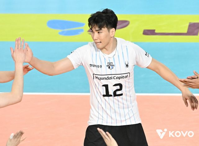 현대캐피탈 아시아쿼터 바야르사이한 밧수는 이번 시즌 V리그 남자부에서 아포짓 스파이커로서 대박조짐을 보이고 있다. 2시즌 전 미들블로커로서도&nbsp;좋은 활약을 펼친 그는 새 옷을 입고 반드시 코리안드림을 이뤄내겠다는 각오다. 사진제공│KOVO