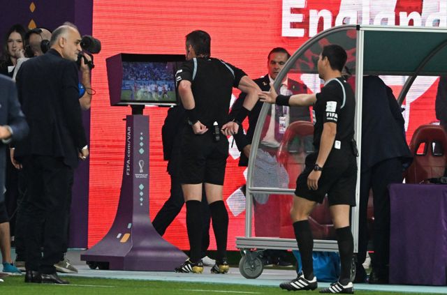 글로벌 스포츠 매체 ‘디 애슬레틱’은 29일(한국시간) “국제축구평의회(IFAB)가 비디오판독(VAR)의 개입 범위를 ‘명백한 오심이 있는 옐로카드’ 상황까지 확대하는 방안을 논의했다”고 보도했다. 도하(카타르)｜신화뉴시스