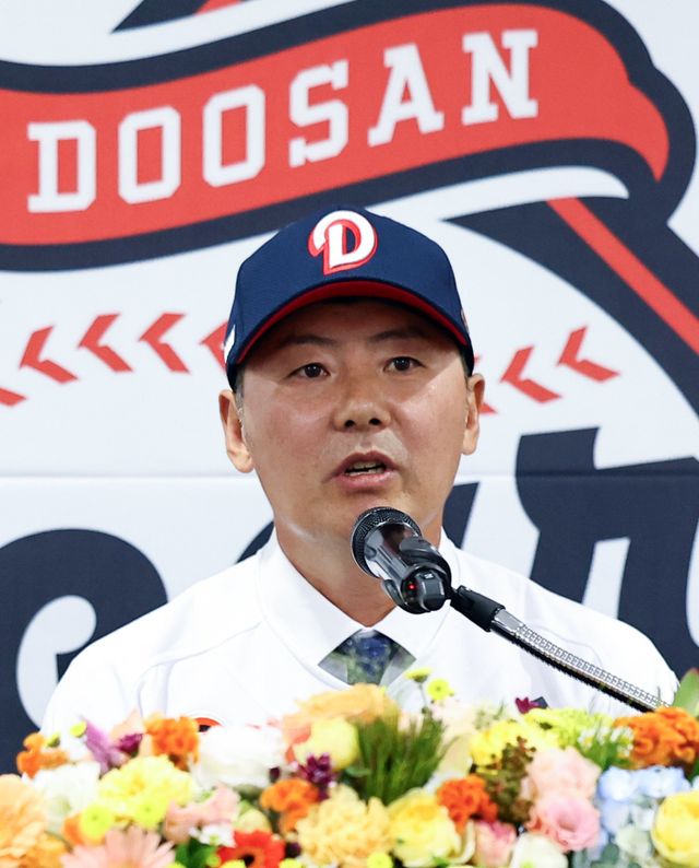 29일부터 11월 21일까지 일본 미야자키에서 진행되는 마무리캠프는 김원형 감독 부임 이후 두산의 첫 훈련이다. 김 감독은 강도 높은 훈련을 통해 경쟁구도를 형성하겠다는 각오를 내비쳤다. 23일 잠실구장에서 열린 취임식에서 각오를 전하는 김 감독. 뉴시스