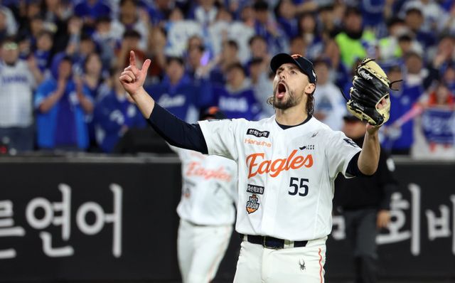 한화 라이언 와이스가 24일 대전한화생명볼파크에서 열린 ‘2025 신한 SOL 뱅크 KBO 포스트시즌(PS)’&nbsp;삼성과&nbsp;플레이오프 5차전에서 팀의 11-2 승리를 확정한 뒤 포효하고 있다. 뉴시스