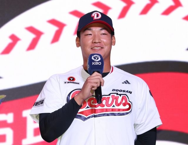 두산이 2026년 KBO 신인드래프트 1라운드(전체 7순위)에 지명된 외야수 김주오와 2억5000만 원에 계약했다. 두산은 김주오를 포함한 2026년 신인 11명 전원과 사인했다. 9월 신인드래프트에서 지명된 뒤 기뻐하는 김주오. 뉴시스