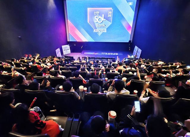 10월 18일(토) CGV 용산점에서 진행된 체험형 응원 팝업스토어 ‘스포츠토토와 함께하는 응원 한 판!’에 참가한 시민들이 영화관에서 응원을 즐기고 있다.