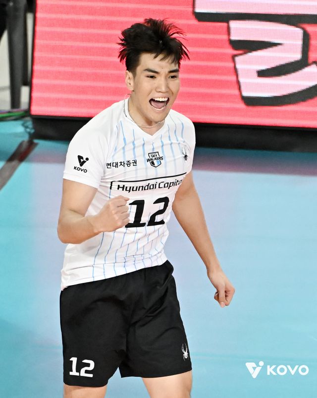 현대캐피탈 아시아쿼터 바야르사이한 밧수는 이번 시즌 V리그 남자부에서 아포짓 스파이커로서 대박조짐을 보이고 있다. 2시즌 전 미들블로커로서도&nbsp;좋은 활약을 펼친 그는 새 옷을 입고 반드시 코리안드림을 이뤄내겠다는 각오다. 사진제공│KOVO