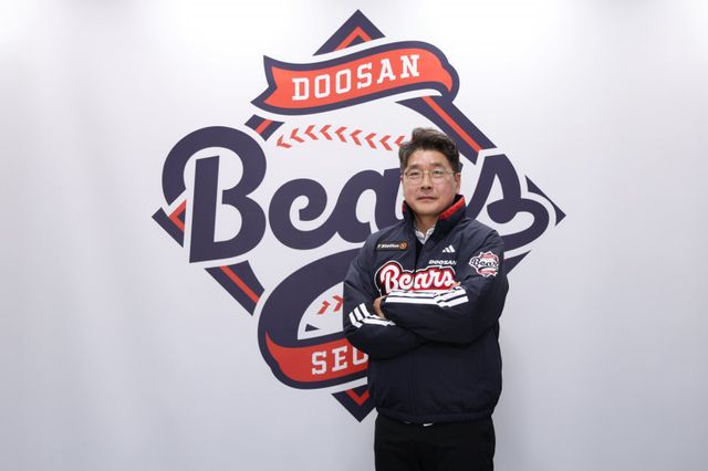 감독을 맡았던 지도자가 코치로 현장에 복귀하는 일은 더 이상 어색하지 않다. 사령탑 경력이 풍부한&nbsp;양상문&nbsp;한화 투수코치는 지난해 중반 사령탑으로 부임한 김경문 감독의 부름에 주저 없이 코치로 돌아왔다. 올해는 홍원기 전 키움 감독이 지휘봉을 내려놓은지 3개월여 만에&nbsp;두산 수석코치로 현장에 복귀했다.&nbsp;사진제공｜두산 베어스