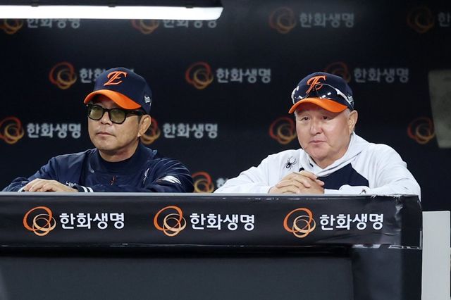 감독을 맡았던 지도자가 코치로 현장에 복귀하는 일은 더 이상 어색하지 않다. 사령탑 경력이 풍부한 양상문 한화 투수코치(왼쪽)는 지난해 중반 사령탑으로 부임한 김경문 감독의 부름에 주저 없이 코치로 돌아왔다. 올해는 홍원기 전 키움 감독이 지휘봉을 내려놓은지 3개월여 만에 두산 수석코치로 현장에 복귀했다. 뉴시스